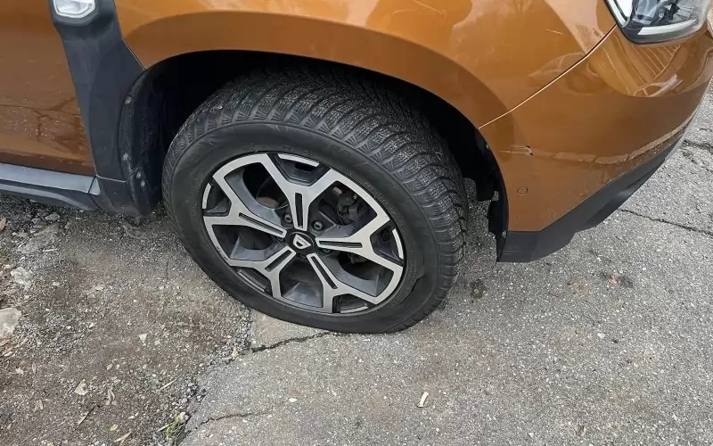 Нарязаната гума на автомобила