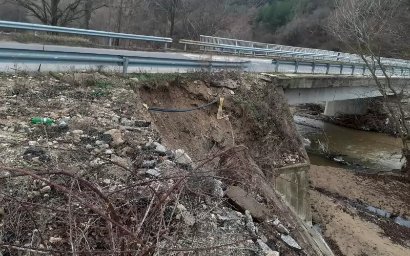  Единствената връзка от село Слатина към останалия свят е този мост, който се руши.