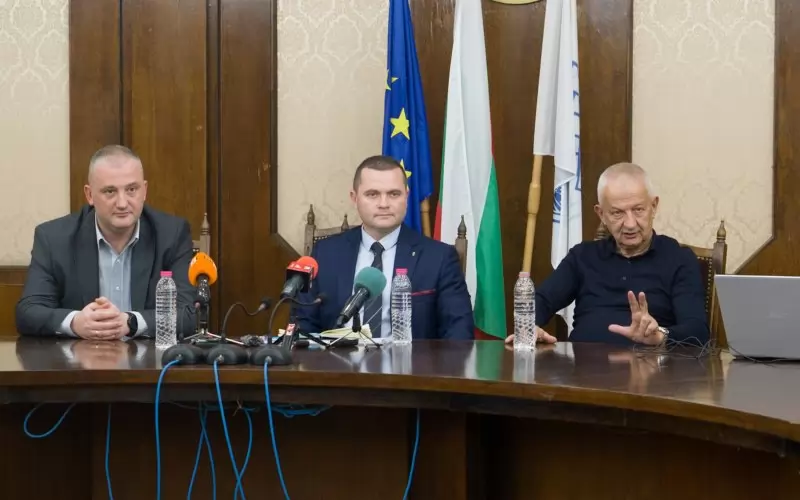 Антони Търницов, Пенчо Милков, Христо Крушарски (отляво надясно) обещават светло бъдеще на русенското летище.