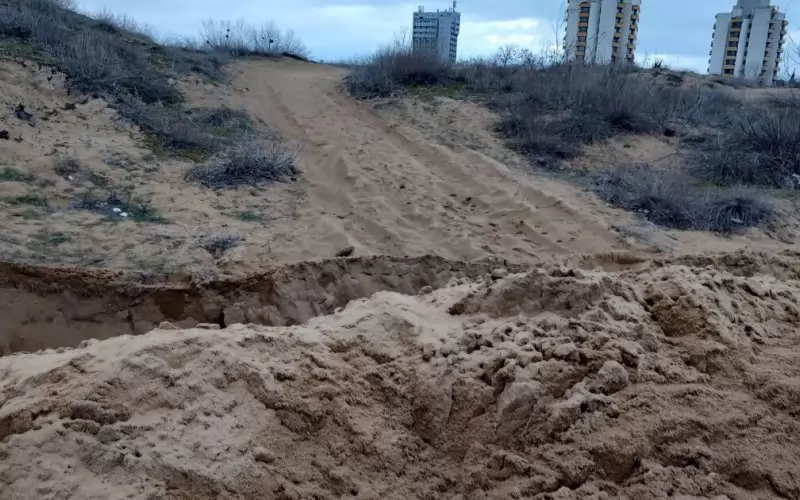  Траншеята, с която ловното стопанство решило да стопира гонките на АТВ-тата по дюните.