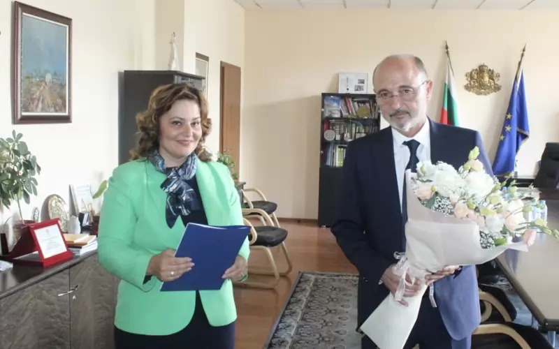 Място за цветя между двамата съименници и колеги вече няма.
