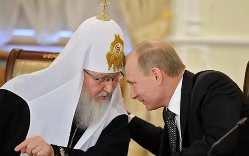 Руският патриарх Кирил и руският президент Владимир Путин са били под контрола на КГБ