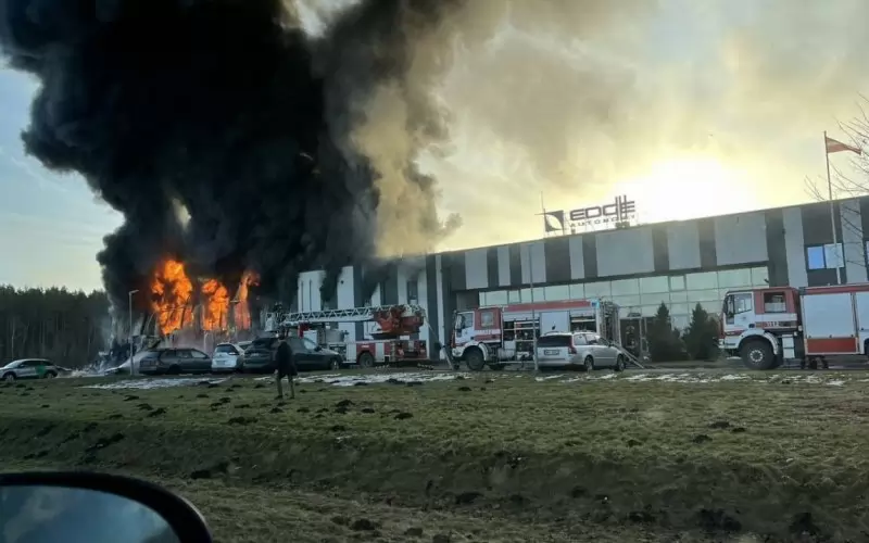 Заводът за дронове в покрайнините на Рига в пламъци и черен дим.
