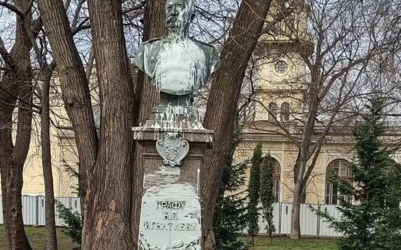 Така е изглеждал паметникът преди почистването.