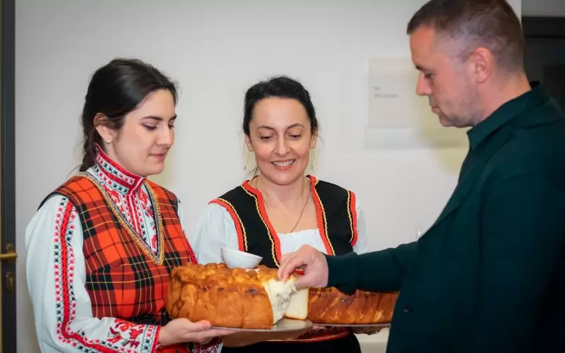 Хазарта умело напипва на хляба мекото.