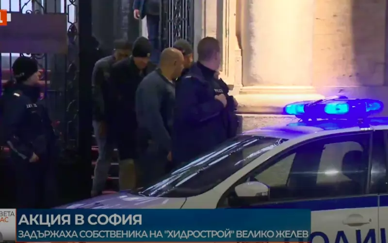 Бизнесменът Велико Желев (с черна шапка с емблема) бе отведен от полицаи