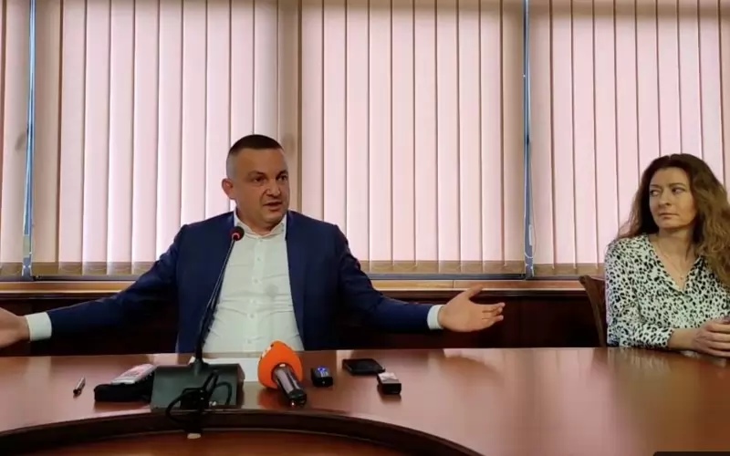 Иван Портних поиска оставката на главния архитект на брифинг в присъствието на само един от петимата си заместници, Пламена Маринова; тя стоеше на повече от една ръка разстояние без да продума -  интересна разстановка, която не показва единомислие в кметския екип. 