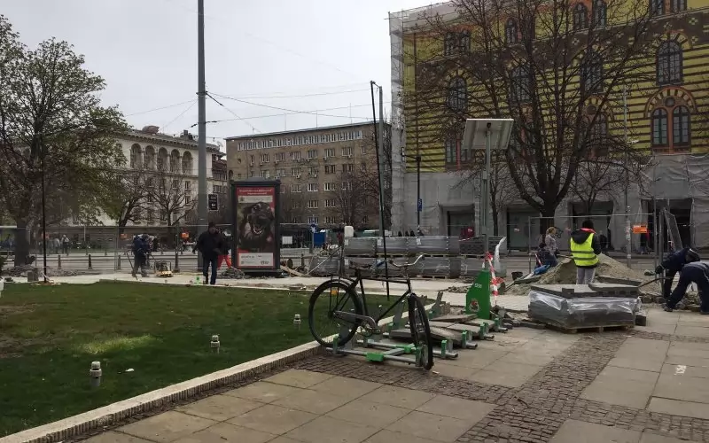 След като няколко дни престоя оградено, малкото парче най-сетне се ремонтира.