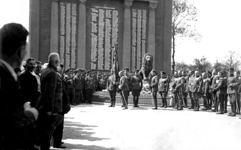 Мемориалът на Първи и Шести полк в оригиналния си вид. 
