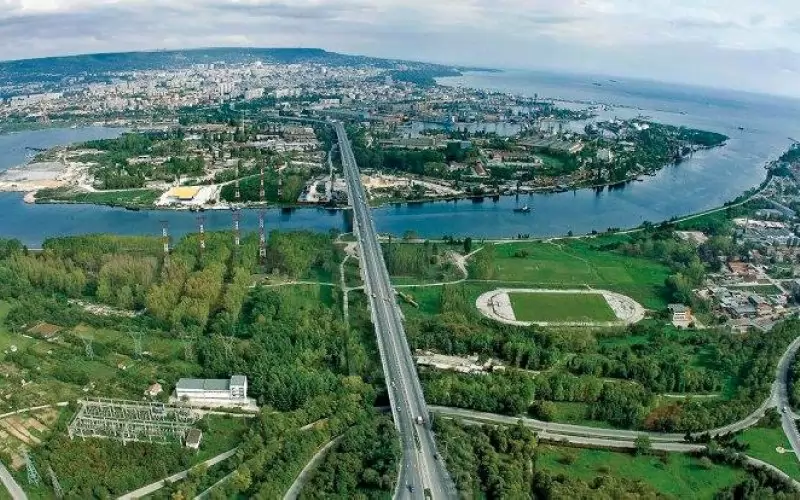 Зоната под моста постепенно започва да предлага изненади.