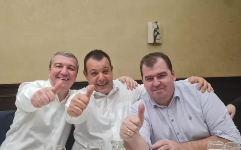Областният управител на Пазарджик Трендафил Величков (в средата) редом с Драгомир Стойнев и Явор Гечев.