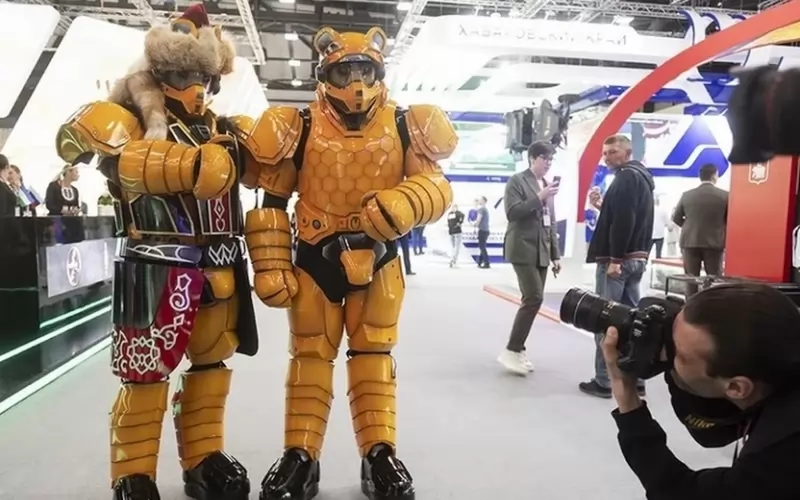 Защо да правиш роботи, като можеш да преоблечеш хора като роботи!?!