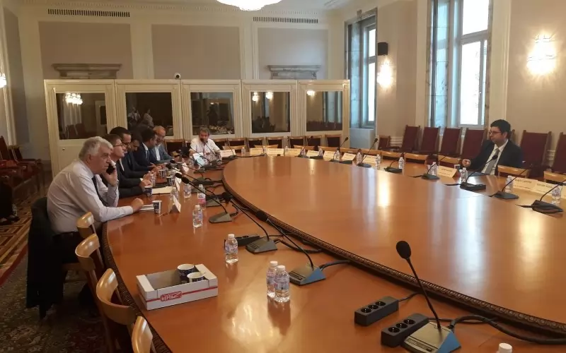 Малка групичка членове на бюджетната комисия изчака формално 15 минути, преди да се разотиде.