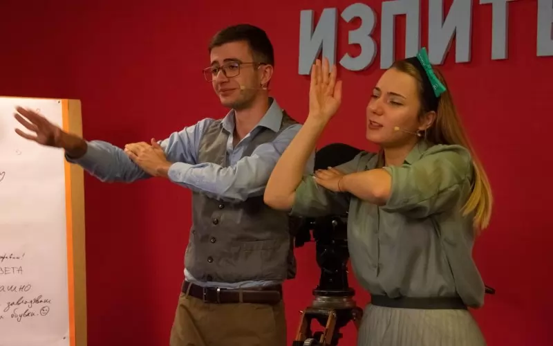 Водещите на шоуто - студентите Йоанн и Калина.