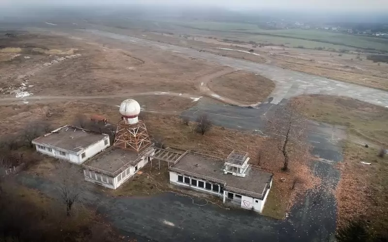 Ще успее ли новият опит за превръщане на запустялото летище в соларен парк? Предстои да видим.