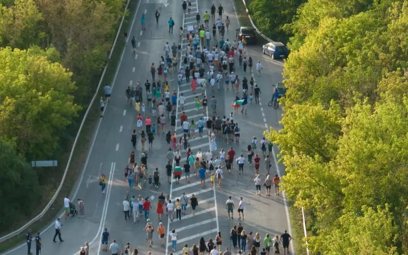 Хората протестираха на изхода на града.