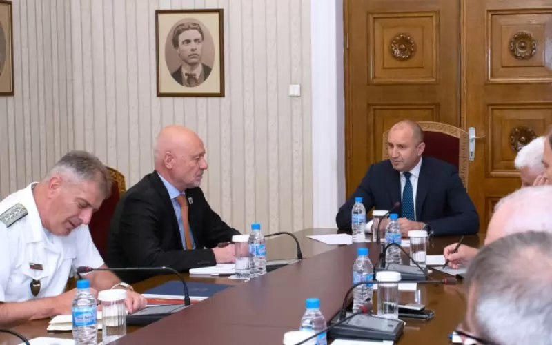 Румен Радев и Тодор Тагарев разговарят, докато началника на отбраната адмирал Емил Ефтимов си записва