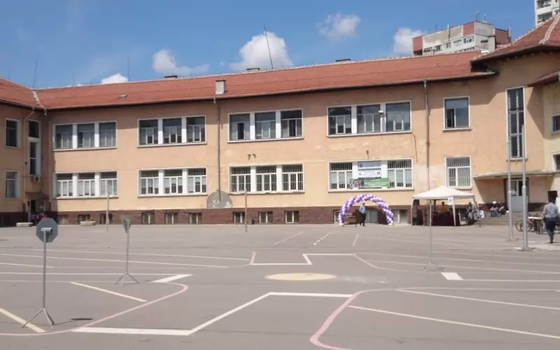 Имотът на ул. "Охридско езеро"№3 се намира срещу основно училище "Васил Друмев".
