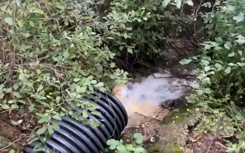 При пробите на ВиК изтича чиста вода, доведена до прага на града, която обаче все още не е в чешмите. 