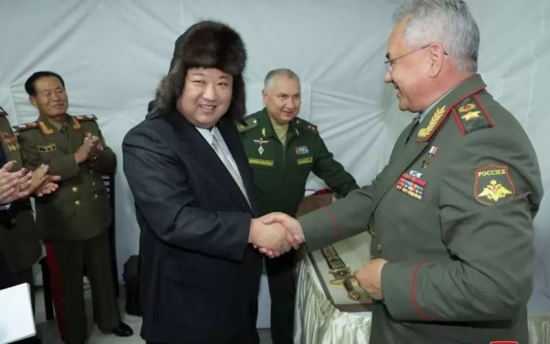 Ким Чен-ун позира за снимка с руския военен министър Шойгу.