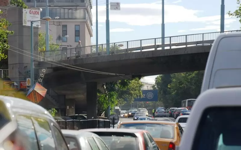 Ситуацията под Бетонния мост, докато е отворен. А какво ли ще стане, след като затвори?