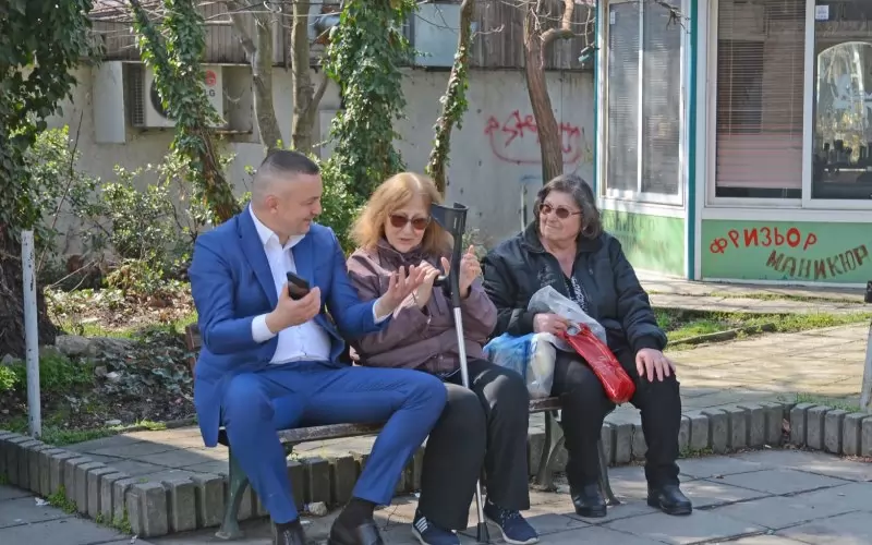 Иван Портних в момент на общуване с гражданки.