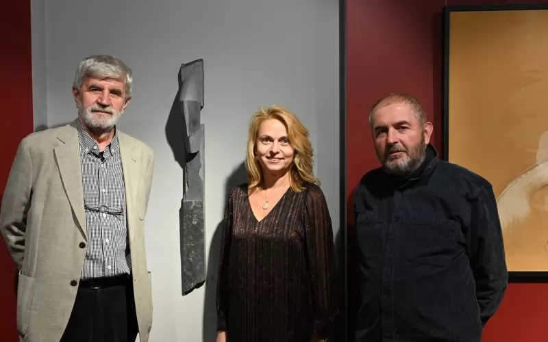Художникът Зиятин Нуриев (вляво), галеристката Гергана Борисова и изкуствоведът Красимир Илиев до една от "маските" на автора.