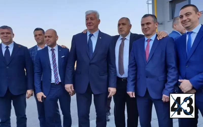 Здравко Димитров, разположен между Костадин Димитров и Бойко Борисов - стари ленти, за които никой в ГЕРБ не иска да си спомня.