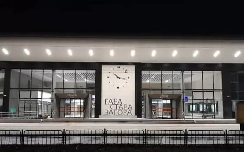 Така изглежда вече централният вход на гарата при спирането на влаковете.