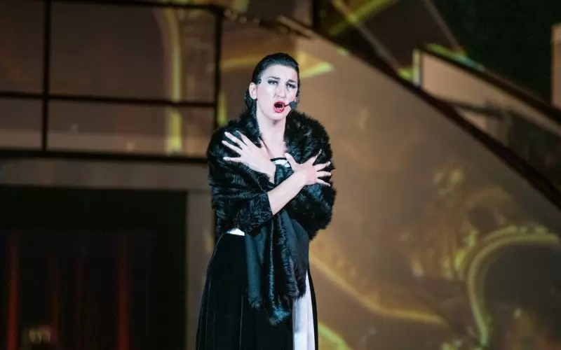 Ева Перчемлиева като Мария Калас.