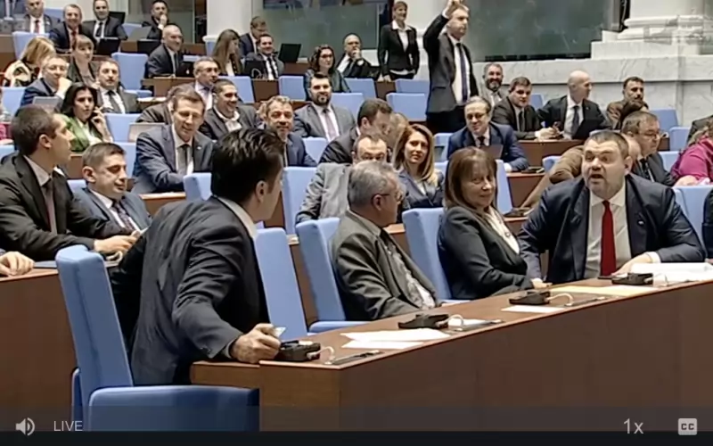 Пеевски крещи на Петков.