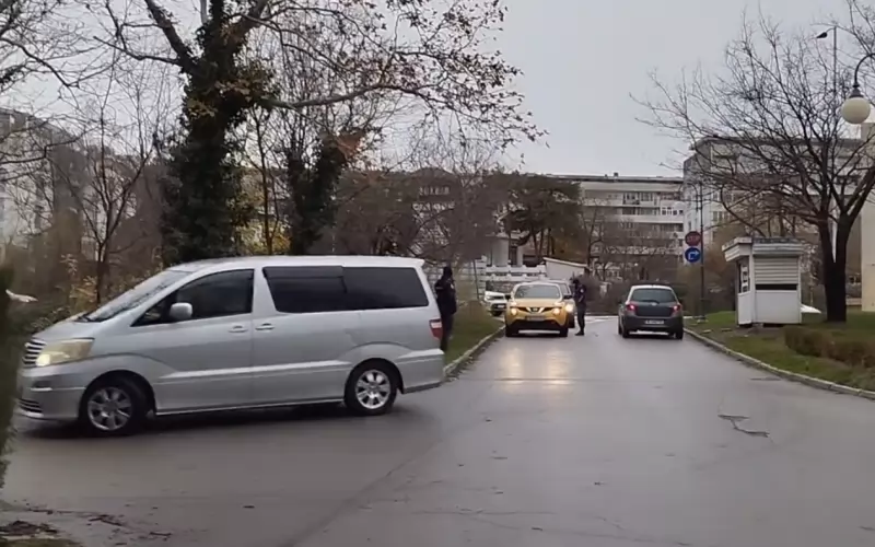 Входът на Морската градина до Делфинариума - един влиза, втори излиза, трети завива...