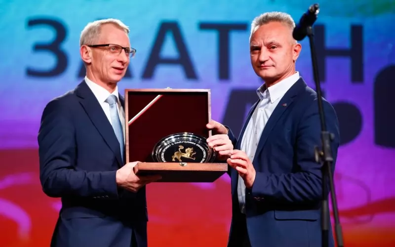 Премиерът връчва наградата на Захари Карабашлиев.