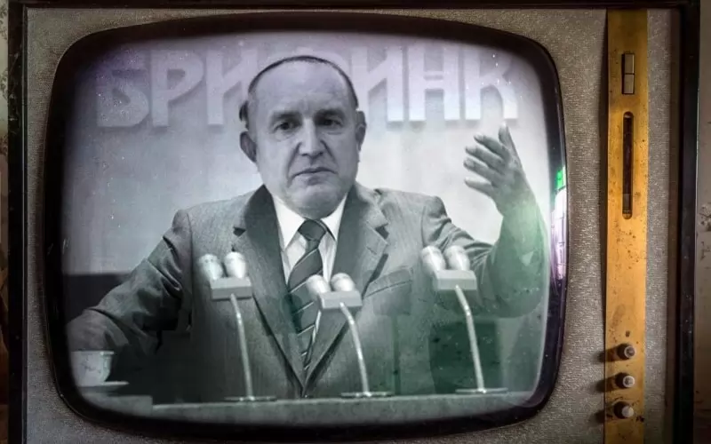 Колажът, с който е илюстрирана кампанията във "Фейсбук", представлява хибриден образ на Румен Радев и Тодор Живков.