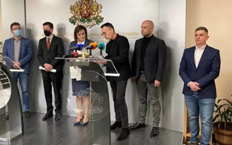 На тази снимка от времето, когато Корнелия Нинова бе министър на икономиката, са събрани председатели на КЗП от различни периоди. Вляво от Нинова е Димитър Маргаритов, вдясно е "ветеранът" Дамян Лазаров, а до него е настоящият началник Стоил Алипиев.   
