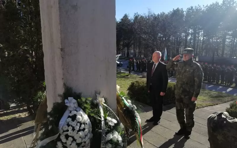Военният министър Тагарев и началникът на отбраната адмирал Ефтимов отдават почит на загиналите в Кербала пред паметника им в Карлово