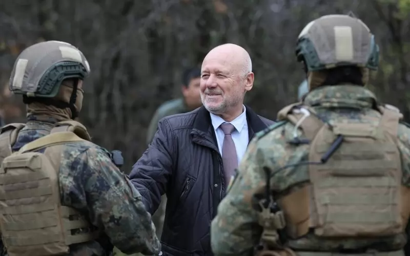 Тодор Тагарев на българо-турската граница с войници от Специалните сили на армията