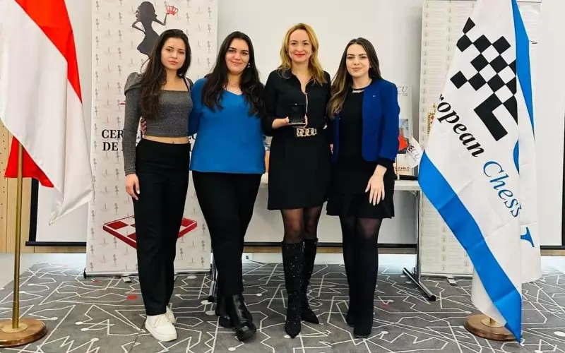 Почетният председател на БСФШ Антоанета Стефанова (втората от дясно на ляво) заедно с още три от шахматистките, донесли историческата европейска титла на България от отборното континентално първенство в Будва през ноември - Белослава Кръстева, Виктория Радева и Нургюл Салимова (от ляво на дясно).