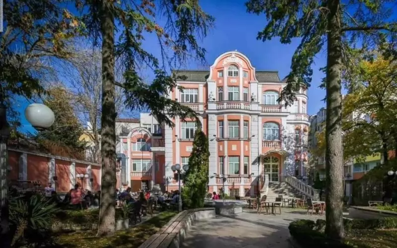 Къщата и дворът - от периода преди да заработят бетонобъркачките