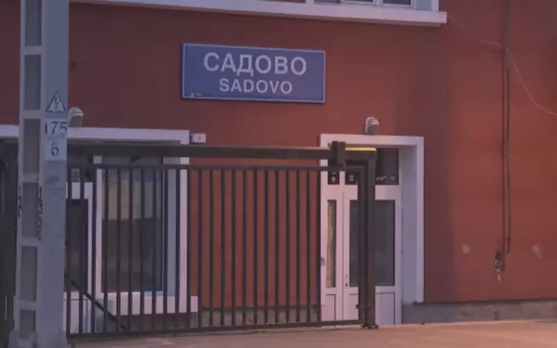 Чисто, ремонтирано, с видеонаблюдение и... заключено и с извадена брава срещу ползване.