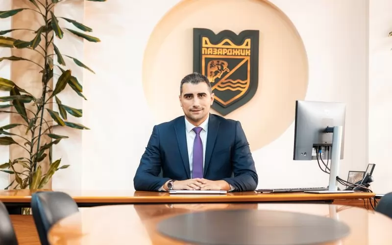 Петър Куленски излезе от кабинета и тръгна към полицията по тъмно.