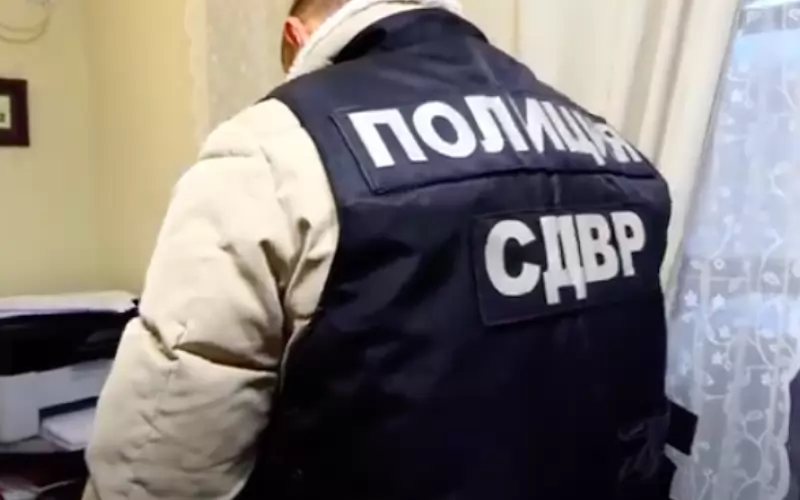 Полицай от СДВР извършва претърсване в имот на адвокатския сътрудник.