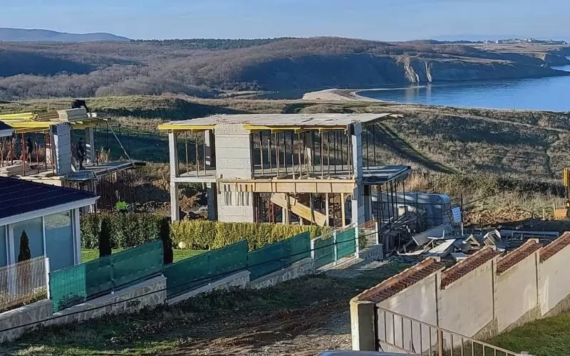 Поредна строителна площадка с разкошен изглед към Черноморския бряг. 