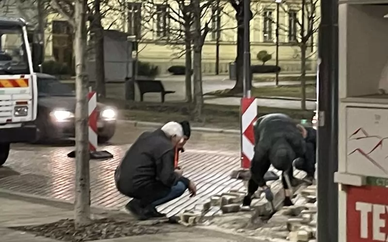 Ремонтиращите се опитваха да не спират движението в петъчната вечер, но мястото бе заградено и с коли на общинага