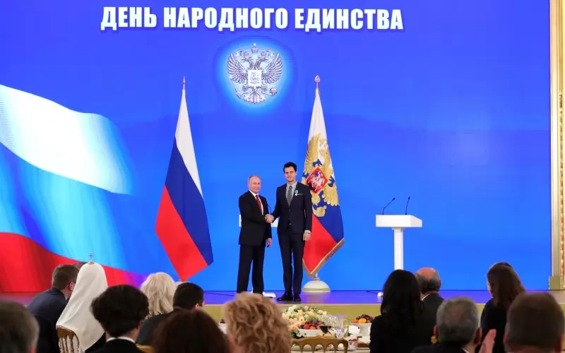 Милош Бикович получава медала "Пушкин" от Путин в Кремъл през 2018 г.
