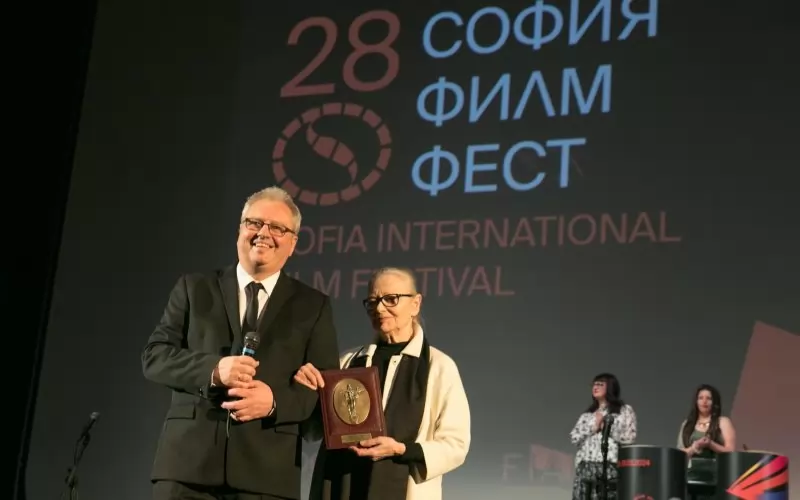 Голямата актриса Цветана Манева получава наградата си от директора на фестивала Стефан Китанов.