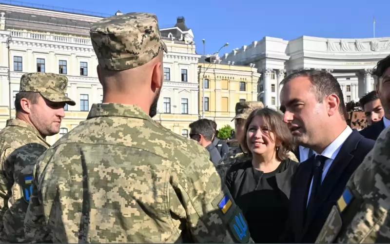 Френският министър на отбраната Себастиан Льокорню разговаря с украински военни в Киев на 28 септември 2023 г.