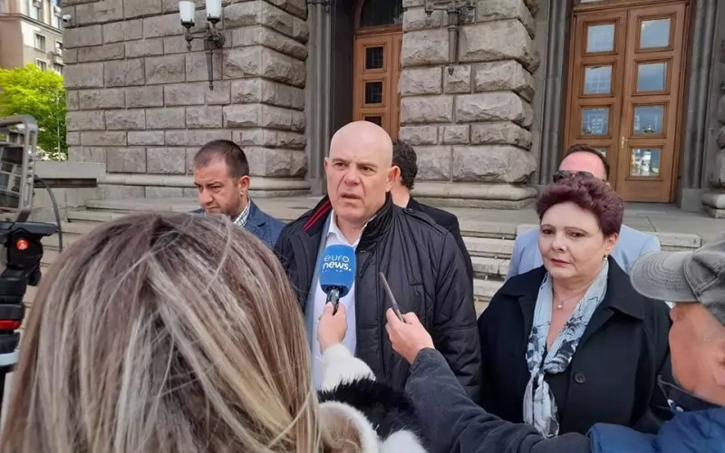 Бившият главен прокурор, придружен от Весела Драганова, се закани да се бори с "плутокрацията".
