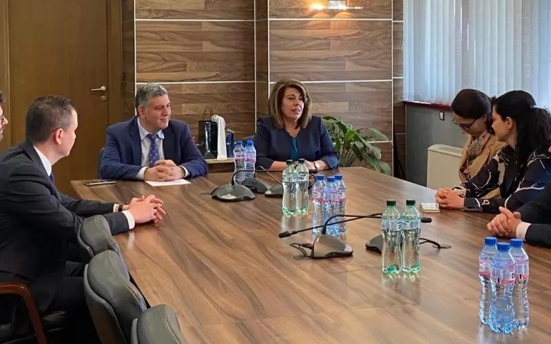  Служебният министър Виолета Коритарова наследи от предшественика си на поста Андрей Цеков загубени съдебни дела за пътно поддържане и сега й се пада да финализира поръчки за милиарди. 