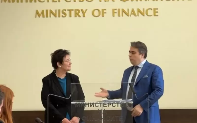 Людмила Петкова пое щафетата от Асен Василев. Предстои да видим дали служебният финансов министър ще действа като експерт, или ще изпълнява поръчки на партийни централи. 